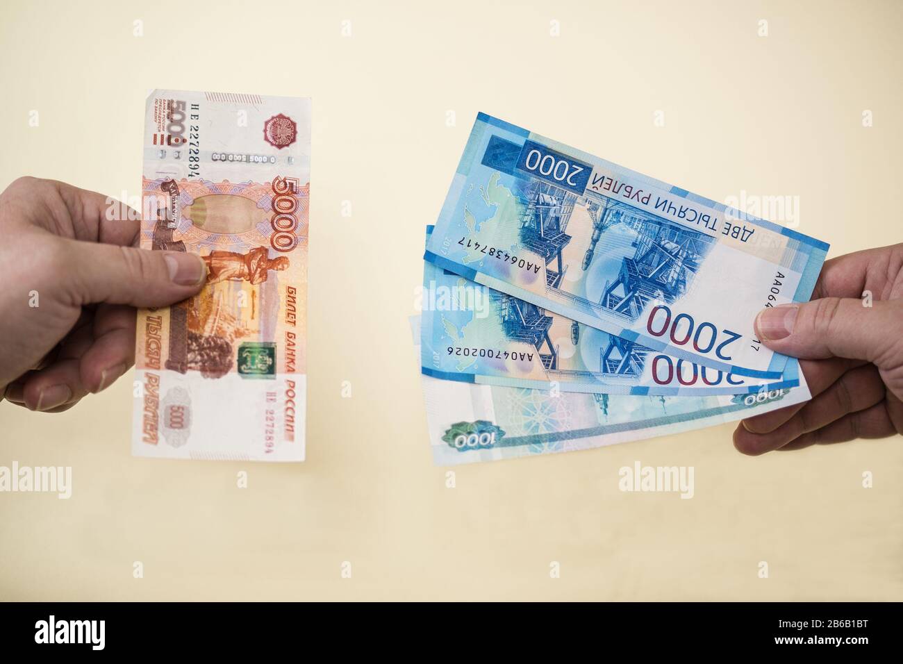 Cambio equivalente di cinquemila banconote russe per denaro più piccolo in due e mille rubli Foto Stock