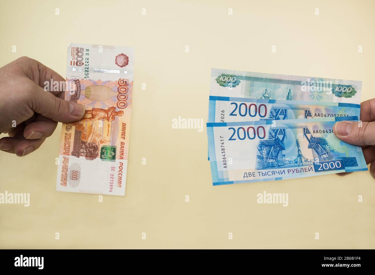 Cambio equivalente di cinquemila banconote russe per denaro più piccolo in due e mille rubli. Nuovi soldi Foto Stock
