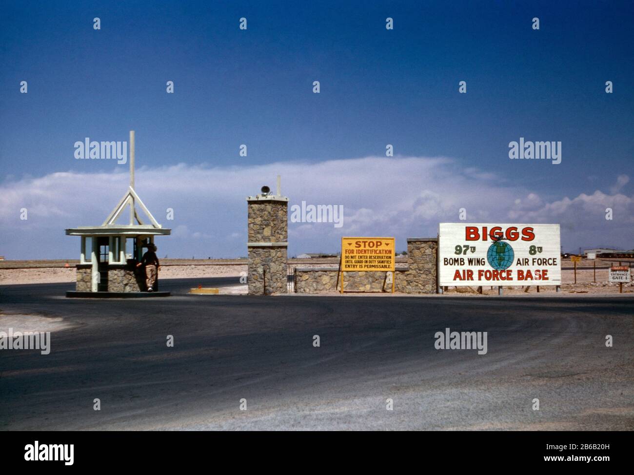 Vintage circa 1947 fotografia, entrata cancello 1 alla base dell'aeronautica di Biggs, sede della 97th Bomb Wing e della 8th Air Force. Posizione, El Paso, Texas. FONTE: TRASPARENZA ORIGINALE Foto Stock