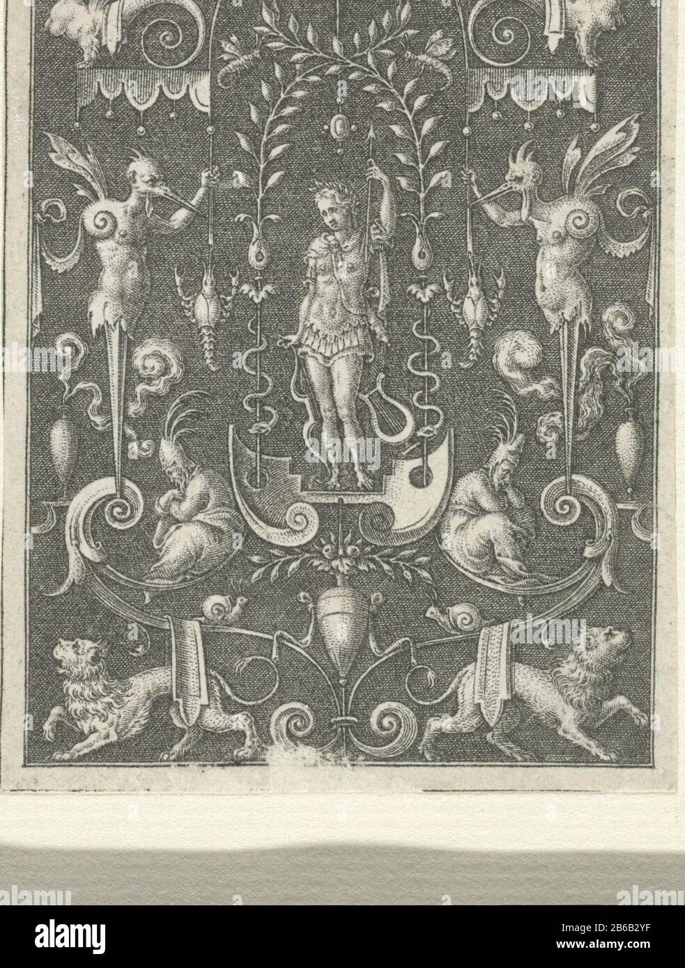 Apollo Vlak Decorazioni con figure dèi in una cornice di grottesca (titolo della serie) Apollo, appoggiato sul suo arco e una freccia in mano. È affiancato da due remix con teste di uccello. Dalla serie di 6 bladen. Produttore : print maker: Etienne Delaunenaar design: Etienne Delauneuitgever: Anonymous location manufacturing: France (possible) Date: 1528 - 1583 Material: Paper Technique: Engra (printing process) Measurements: Sheet: H 70 mm × b 53 mmToelichtingontwerp Plate smaltate usate (Limoges) da Jean Court. Vedi Fuhring, 1989. Foto Stock