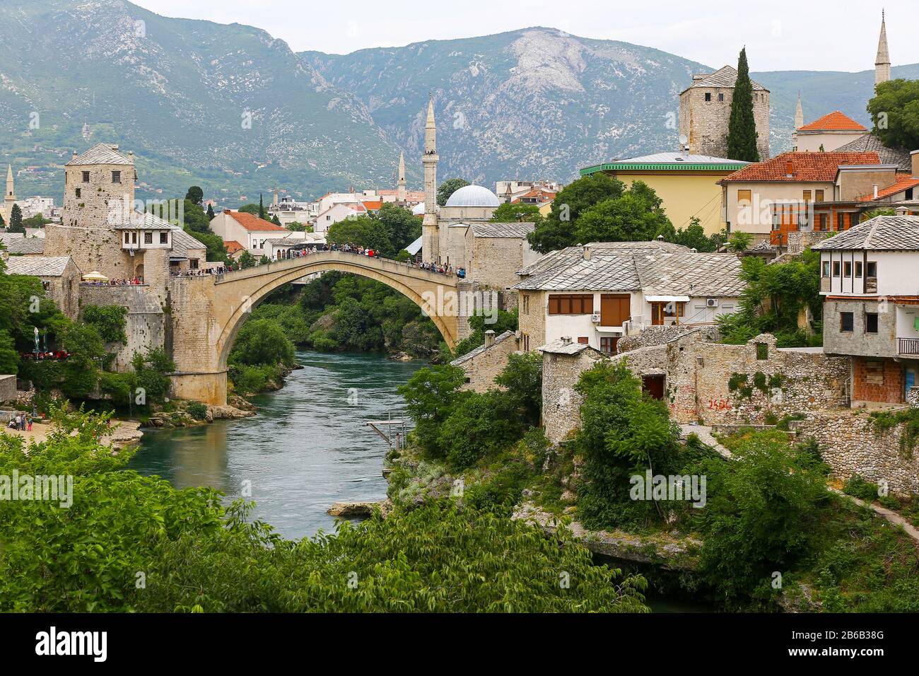 Stari Most o Ponte Vecchio, noto anche come Ponte di Mostar, è un ponte ottomano ricostruito del 16th secolo nella città di Mostar in Bosnia-Erzegovina Foto Stock