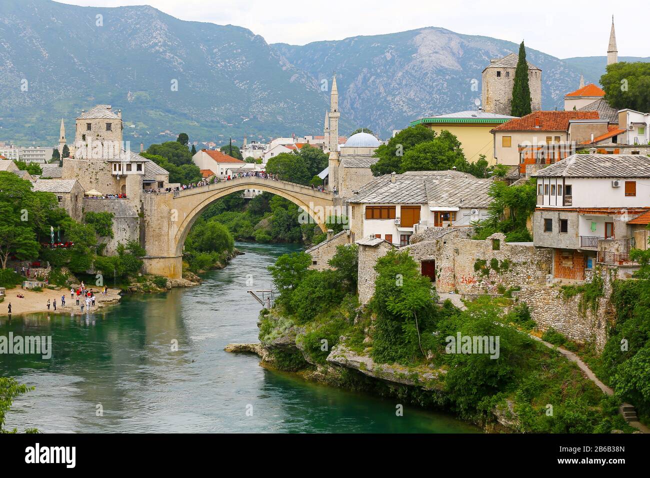 Stari Most o Ponte Vecchio, noto anche come Ponte di Mostar, è un ponte ottomano ricostruito del 16th secolo nella città di Mostar in Bosnia-Erzegovina Foto Stock