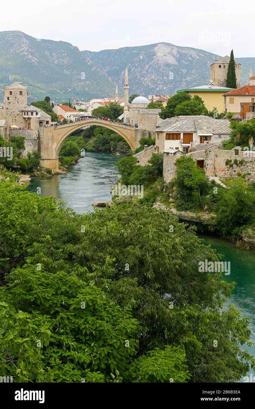 Stari Most o Ponte Vecchio, noto anche come Ponte di Mostar, è un ponte ottomano ricostruito del 16th secolo nella città di Mostar in Bosnia-Erzegovina Foto Stock