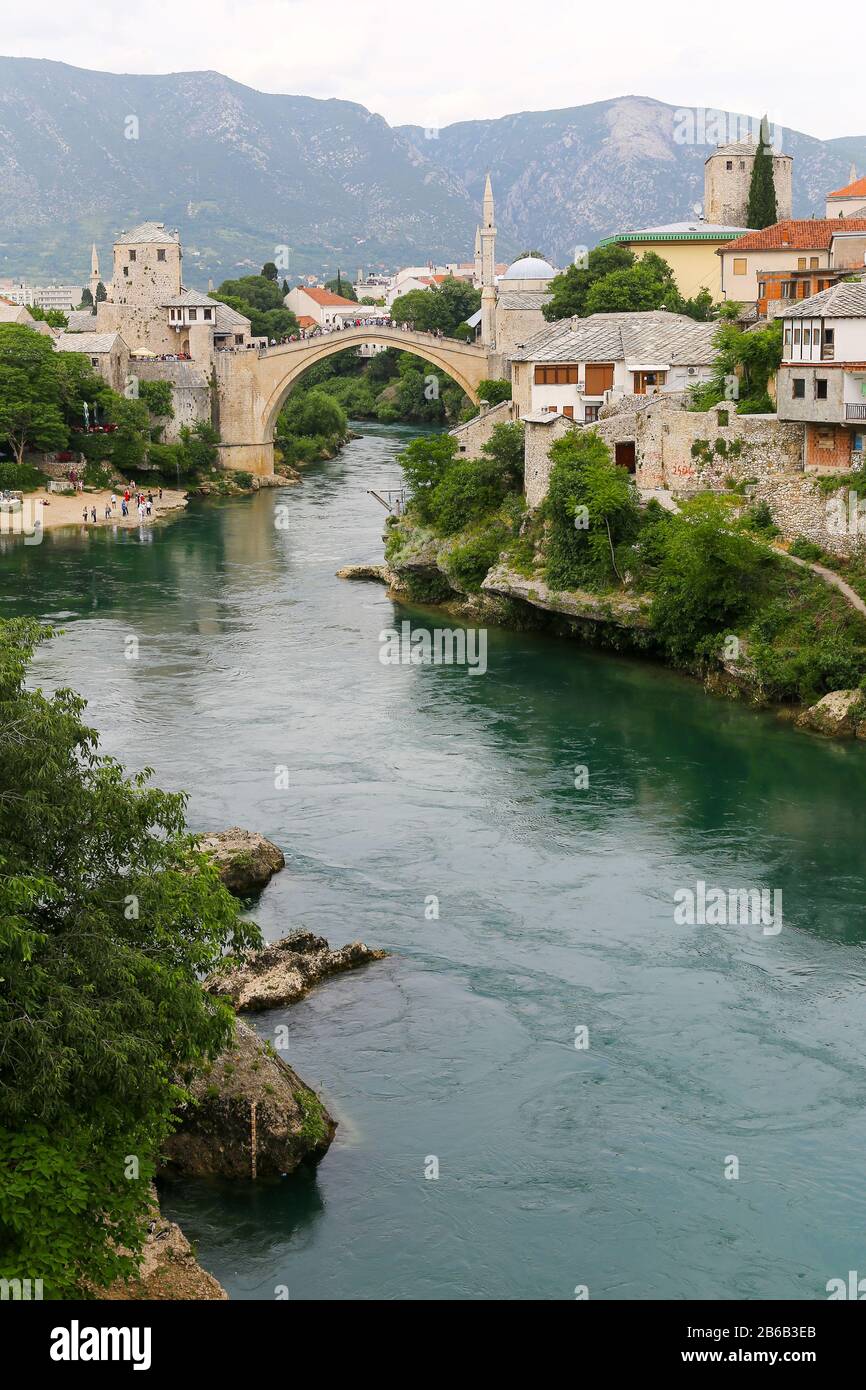 Stari Most o Ponte Vecchio, noto anche come Ponte di Mostar, è un ponte ottomano ricostruito del 16th secolo nella città di Mostar in Bosnia-Erzegovina Foto Stock