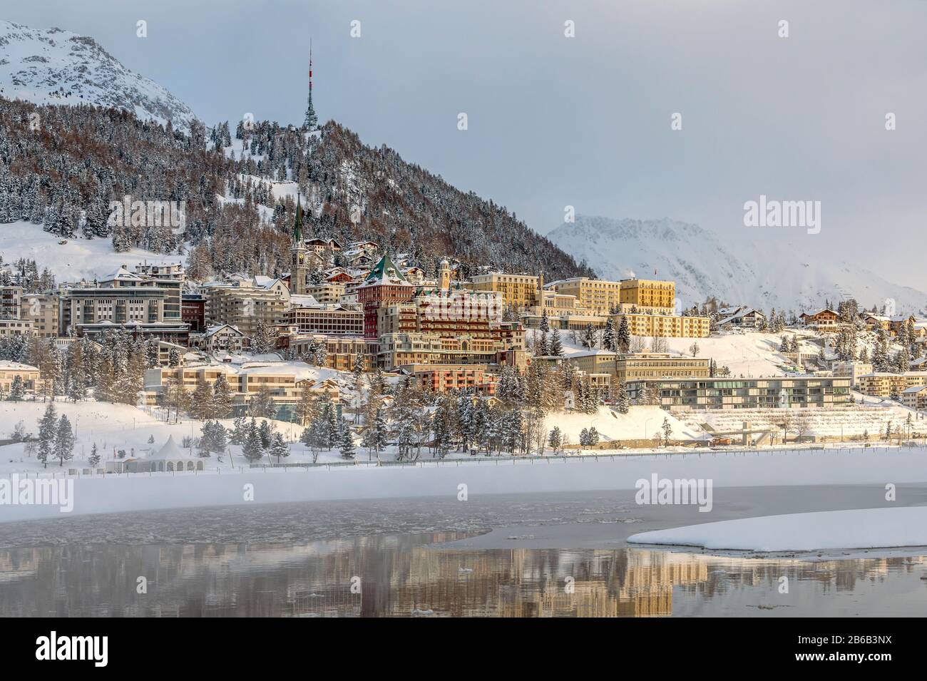 Villaggio di St.Moritz e Lago di St.Moritz in inverno, Engadin, Grigioni, Svizzera Foto Stock
