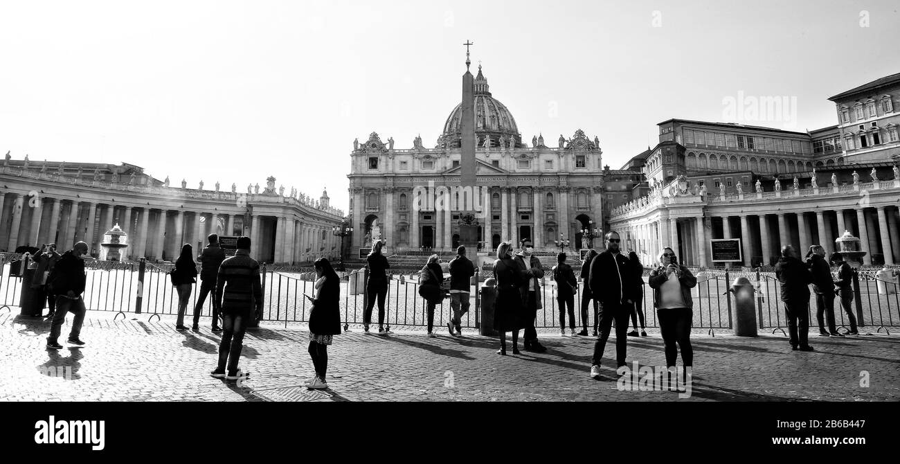 Roma, Italia. 10th Mar 2020. San Pietro sarà chiuso ai turisti da oggi Roma 10th marzo 2020. Roma il giorno successivo al decreto del Consiglio dell'ultimo Ministro, che estende le restrizioni dal Nord Italia all'intero paese per contenere il virus Covid-19. Tutti i negozi (ristoranti, pub e anche supermercati) dovranno chiudere alle 18:00. Credit: Insidefoto srl/Alamy Live News Foto Stock