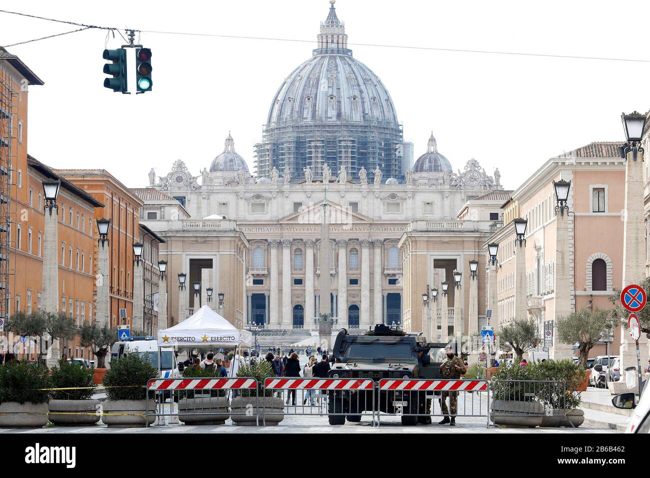 Roma, Italia. 10th Mar 2020. San Pietro è stato chiuso ai turisti oggi, e pattugliato dall'esercito Roma marzo 10th 2020. Roma il giorno successivo al decreto del Consiglio dell'ultimo Ministro, che estende le restrizioni dal Nord Italia all'intero paese per contenere il virus Covid-19. Tutti i negozi (ristoranti, pub e anche supermercati) dovranno chiudere alle 18:00. Credit: Insidefoto srl/Alamy Live News Foto Stock