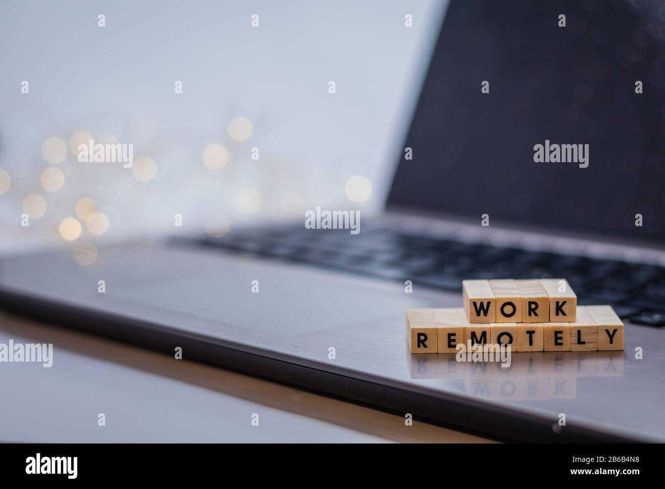Lavorate In Remoto per suggerire di lavorare ovunque e in qualsiasi momento con laptop e occhiali Foto Stock