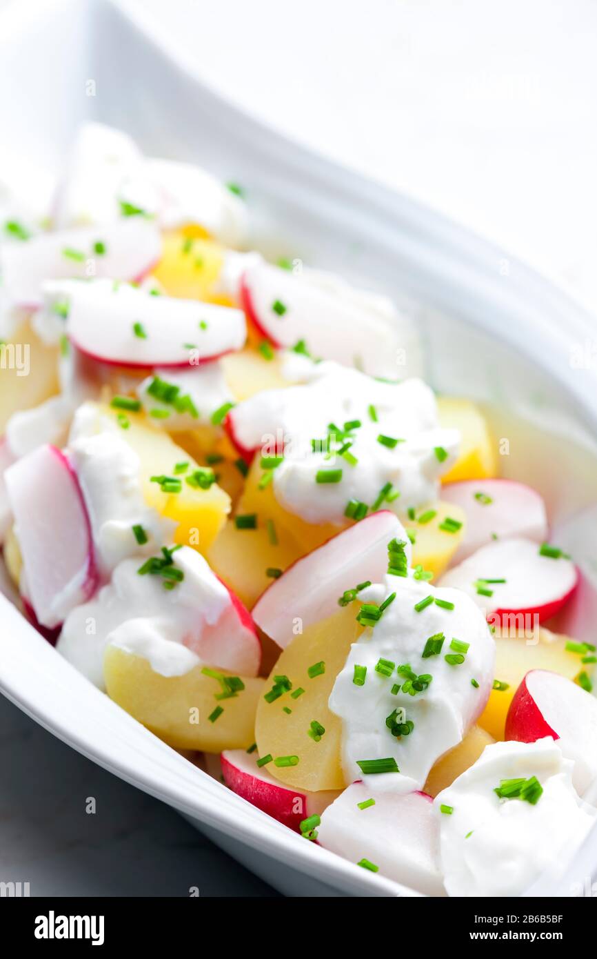 insalata di ravanello di patate primaverili con salsa all'aglio Foto Stock