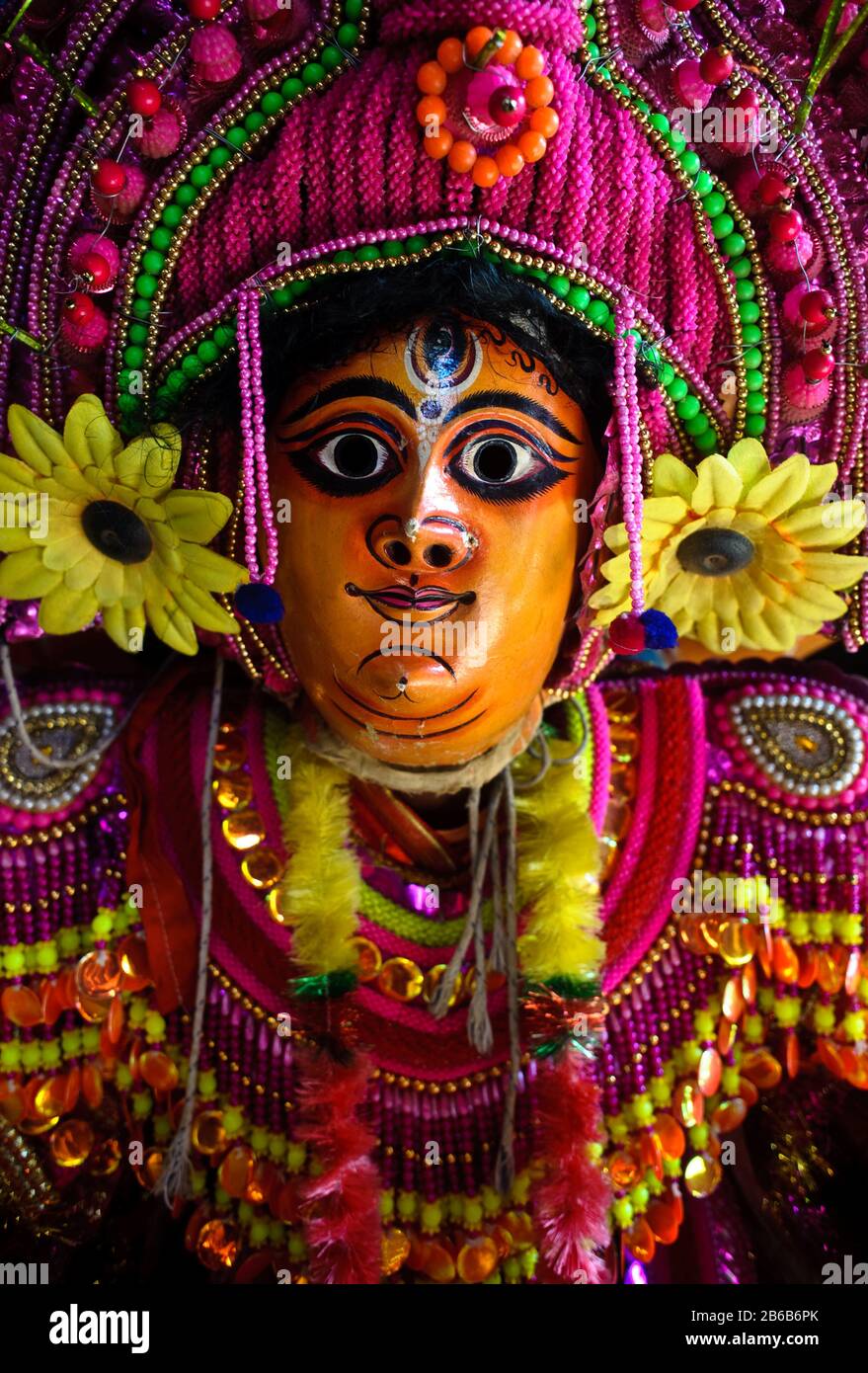 La ballerina di Purulia Chhau gioca il ruolo della dea indù Durga (India) Foto Stock