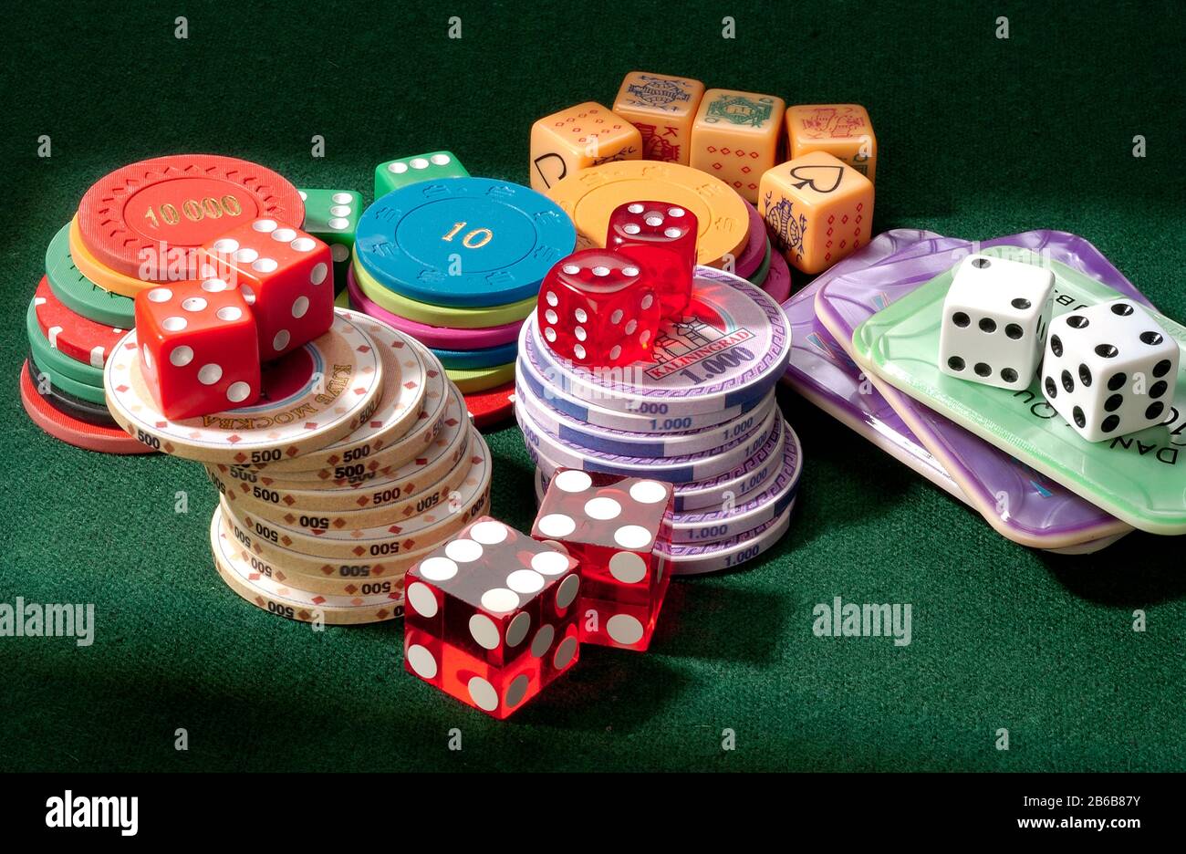 Una raccolta di fiches, contatori, dadi e dadi da poker. Rischio e ricompensa. Foto Stock
