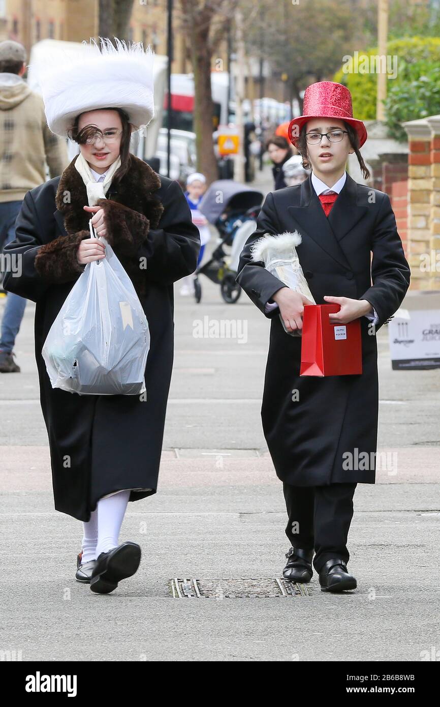 I bambini ebrei ortodossi in abiti eleganti durante l'evento. I membri della comunità ebraica ortodossa celebrano il festival di Purim con sfilate di strada e feste in costume. Foto Stock