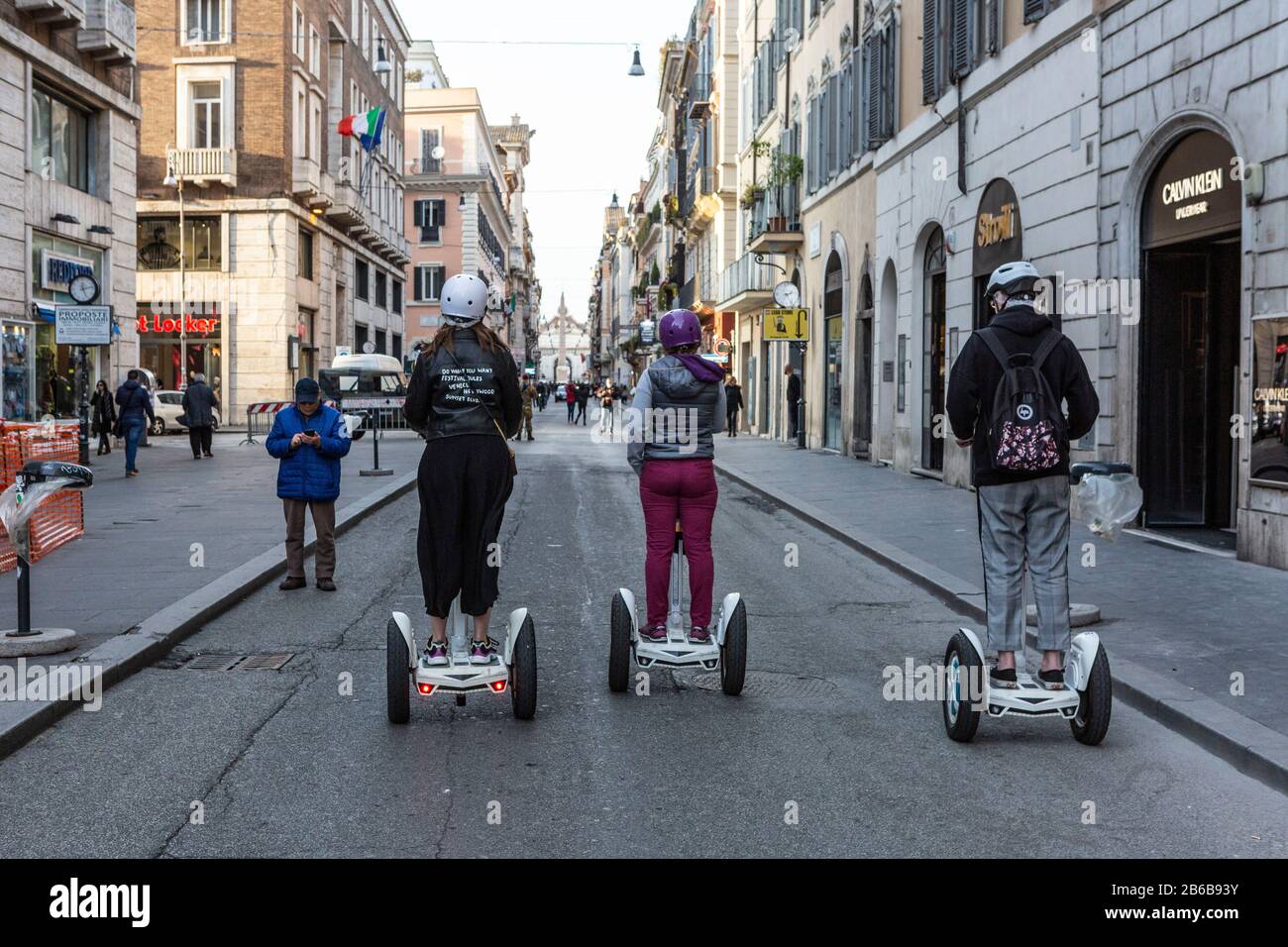 Roma, Italia, 10, Mar, 2020. Coronovirus in Italia. Nonostante le restrizioni, alcune guide turistiche trovano i clienti. Una guida accompagna i suoi due clienti in un tour in Segway lungo una deserta Via del corso, una delle vie dello shopping più trafficate di Roma e sede di molti grandi negozi di moda. Lunedì il primo ministro Giuseppe Conte ha dichiarato che tutta l'Italia è diventata una "zona protetta" e che le persone devono lasciare le proprie case solo se non proprio necessario e invocando che esse mantengano una "responsabilità". Credit: Stefano Bisgrove/Alamy Live News Foto Stock