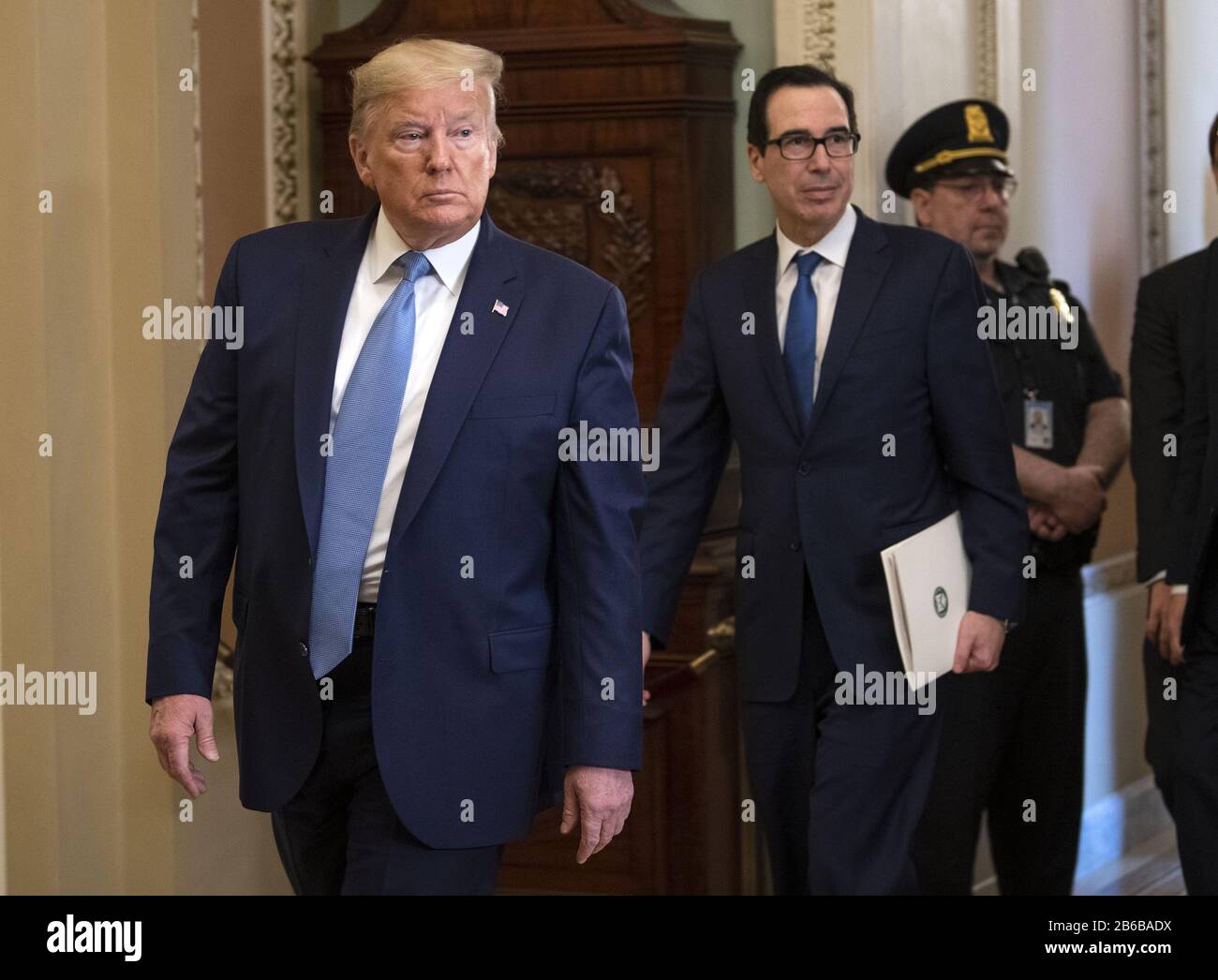 Washington, Stati Uniti. 10th Mar, 2020. Il presidente Donald Trump (L) e il segretario al Tesoro Steven Mnuchin lasciano un incontro con i repubblicani del Senato su un possibile pacchetto economico sulla scia delle turbolenze di mercato causate dal Coronavirus, a Washington, DC, il 10 marzo 2020. Foto di Kevin Dietsch/UPI Credit: UPI/Alamy Live News Foto Stock