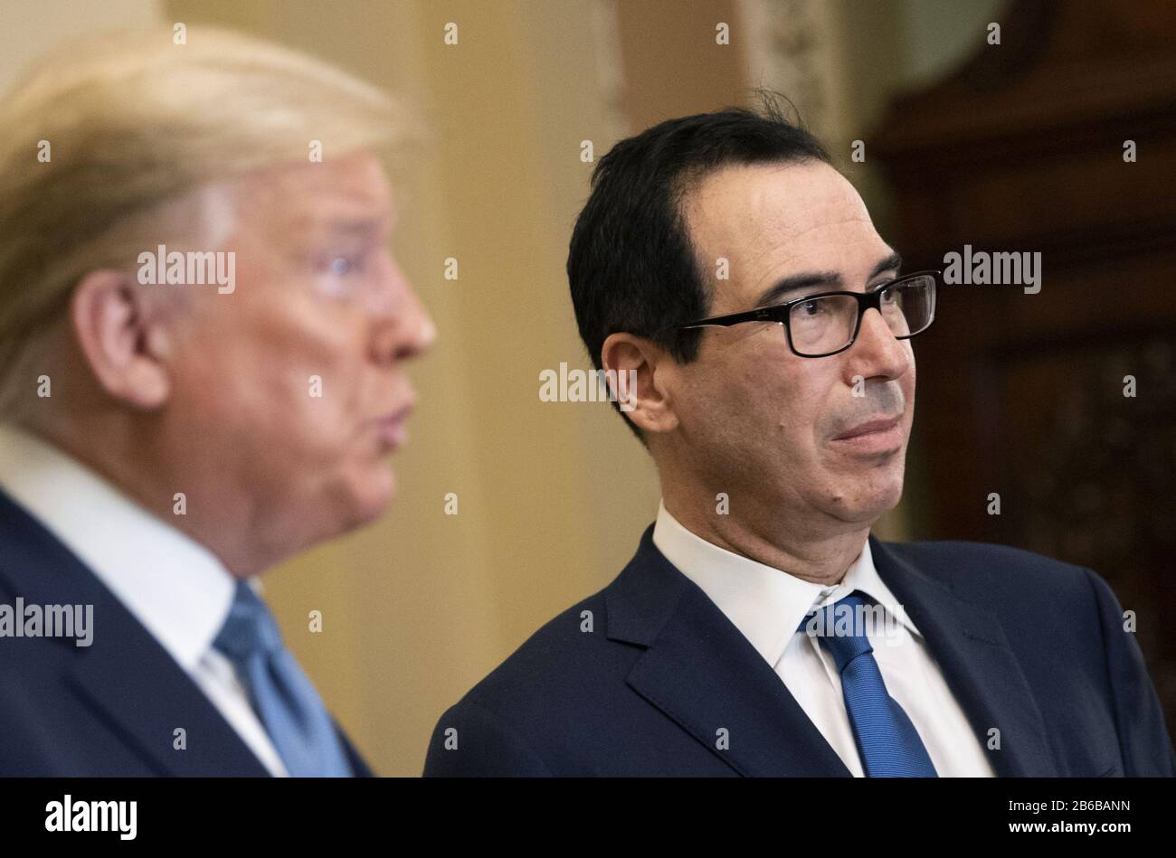 Washington, Stati Uniti. 10th Mar, 2020. Il Segretario del Tesoro Steven Mnuchin ascolta mentre il Presidente Donald Trump parla dopo aver incontrato i Repubblicani del Senato su un possibile pacchetto economico sulla scia della turbolenza del mercato causata dal Coronavirus, a Washington, DC, il 10 marzo 2020. Foto di Kevin Dietsch/UPI Credit: UPI/Alamy Live News Foto Stock