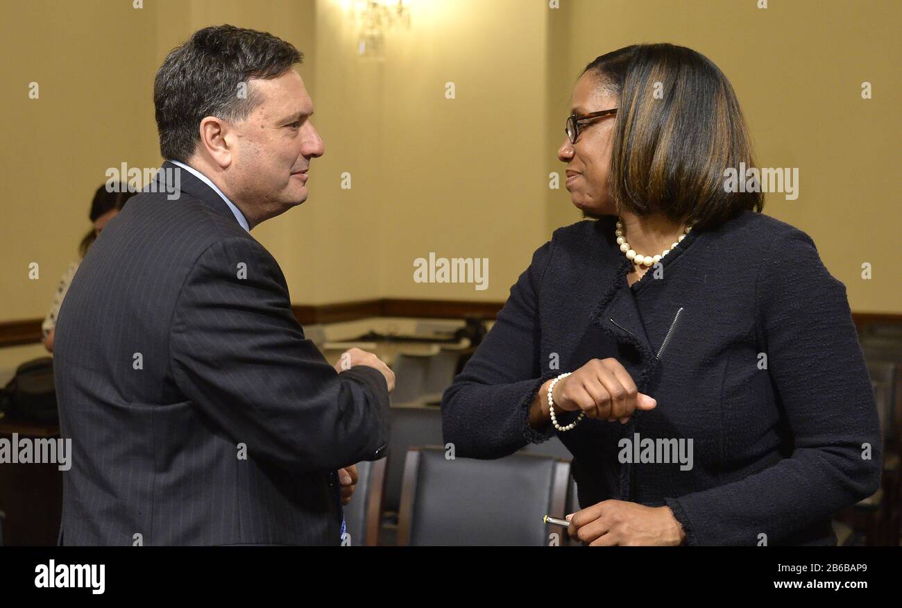 L'ex coordinatore della Casa Bianca Ebola Response Ron Klain (L) urta i gomiti con fiducia per l'ufficiale di salute americano J.Nadine Gracia mentre arrivano per una sottocommissione della Camera Homeland Security Committee udienza, su Capitol Hill, martedì 10 marzo 2020, a Washington, DC. Il pannello è stato testimoniante sulla preparazione di emergenza da parte delle agenzie per mitigare la diffusione del mortale Coronavirus negli Stati Uniti Foto di Mike Theiler/UPI Foto Stock