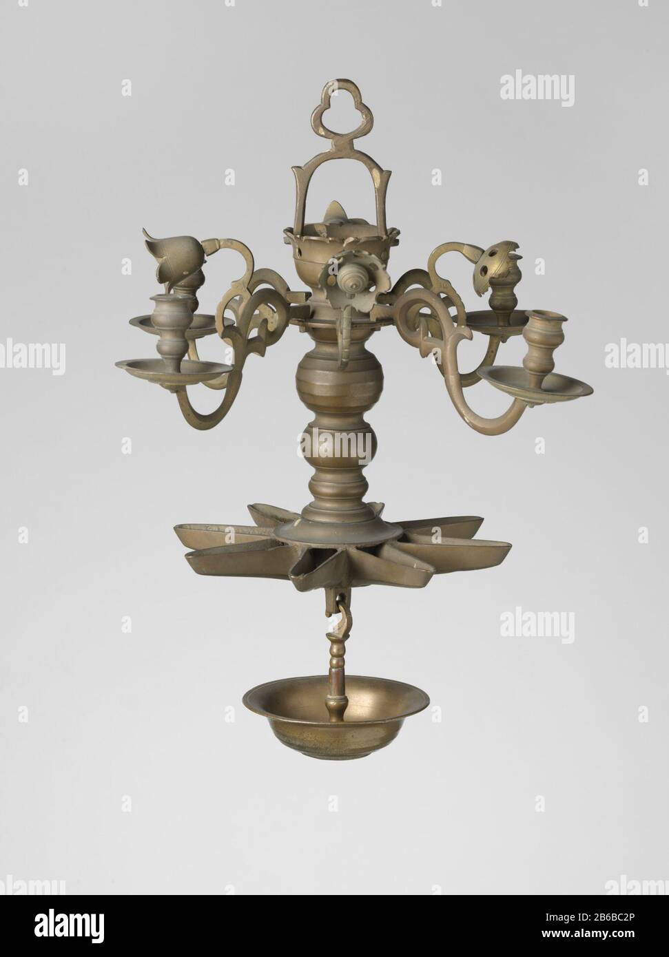 ARM Sabbath LAMP Arm van een Sabbatlamp. De S-vormige ARM eindigt naar de stam toe in een krul en gaat naar buiten toe in een plat vestigingsdeel, Foto Stock
