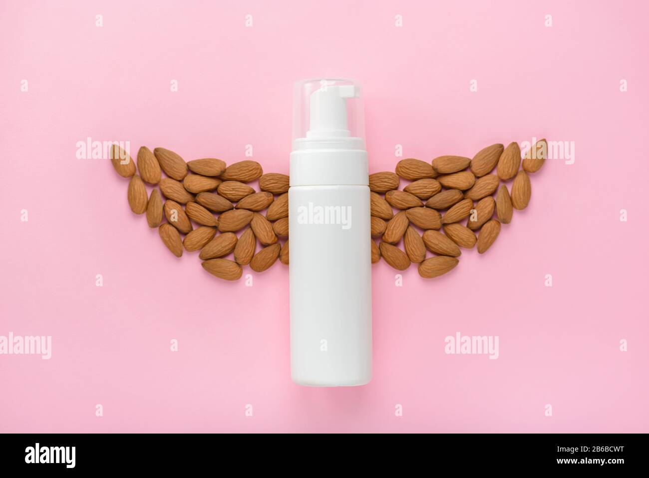 Gel fresco e naturale. Top sopra la parte superiore piatto lay flatlay foto immagine della bottiglia con due ali in mandorla sfondo isolato con vuoto Foto Stock