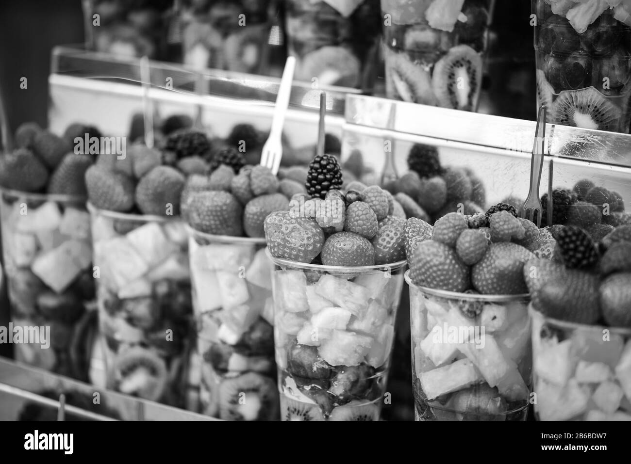 mescolare la frutta fresca nel bicchiere Foto Stock