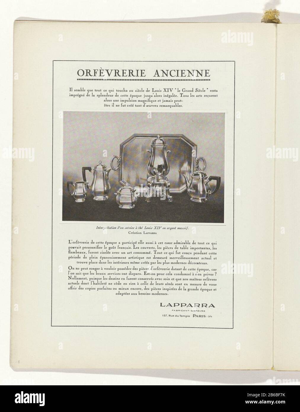 Testo con immagine di un set di tè d'argento 'Luigi XIV' di Lapparra. Pagina della rivista di moda Art-Gout-Beauté (1920-1933) . Produttore : Editore: Charles Goy dating: 1929 caratteristiche Fisiche: Stampa fotomeccanica e litografia materiale: Tecnica della carta: Tecniche fotomeccaniche / litografia (tecnica) dimensioni: Foglio: H 315 mm × W 240 mm Oggetto: Servizio tè e caffè quando: 1929 - 1929 Foto Stock