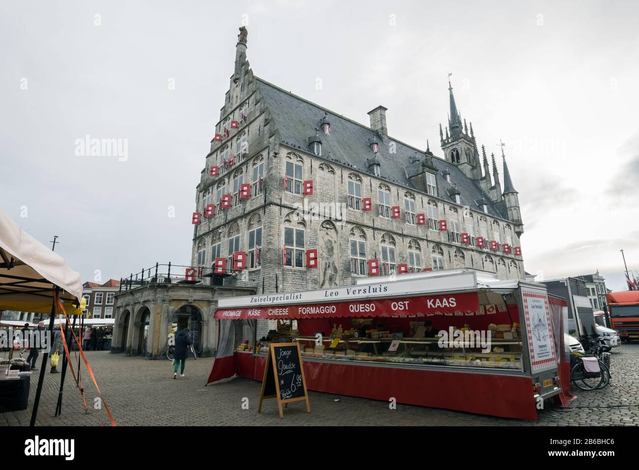 Potrai acquistare il formaggio olandese nella storica piazza del mercato di Gouda, Olanda. Foto Stock