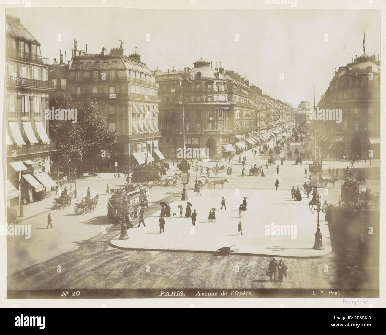 Parte di album di viaggio con foto di visto che: Condizioni in Belgio e Frankrijk. Produttore : fotografo: LPPlats fabbricante: Paris Data: CA. 1880 - ca. 1900 caratteristiche Fisiche: Albumen materiale di stampa: Carta carta cartone Tecnica: Albumen dimensioni di stampa: Foto: H 212 mm × W 271 mm Oggetto: Strada (+ città (-scape) con figure, personale) diligenza, omnibus, cavallo-tram quattro ruote, veicolo disegnato da animali, ad esempio: Cabina, carrozza, pullman dove avenue de l'Opéra Foto Stock