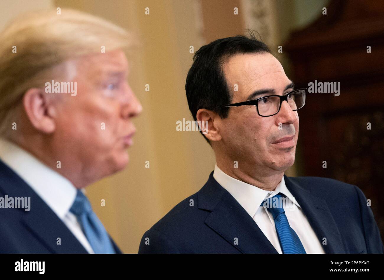 Il Segretario del Tesoro Steven Mnuchin ascolta mentre il Presidente Donald Trump parla dopo aver incontrato i Repubblicani del Senato su un possibile pacchetto economico sulla scia della turbolenza del mercato causata dal Coronavirus, a Washington, DC, il 10 marzo 2020. Credito: Kevin Dietsch/Pool via CNP | utilizzo in tutto il mondo Foto Stock