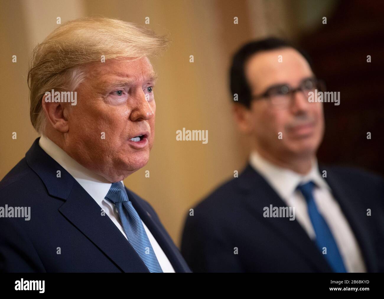 Il presidente Donald Trump (C), a cui ha aderito il segretario al Tesoro Steven Mnuchin, parla dopo aver incontrato i repubblicani del Senato su un possibile pacchetto economico sulla scia della turbolenza del mercato causata dal Coronavirus, a Washington, DC il 10 marzo 2020. Credito: Kevin Dietsch/Pool via CNP | utilizzo in tutto il mondo Foto Stock