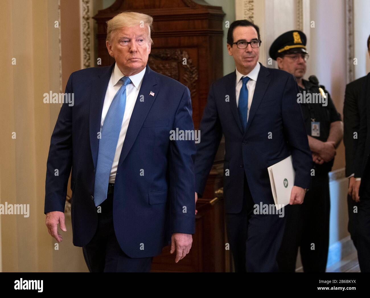 Il Presidente Donald Trump (L) e il Segretario del Tesoro Steven Mnuchin lasciano un incontro con i Repubblicani del Senato su un possibile pacchetto economico sulla scia della turbolenza del mercato causata dal Coronavirus, a Washington, DC il 10 marzo 2020.Credit: Kevin Dietsch/Pool via CNP | utilizzo in tutto il mondo Foto Stock