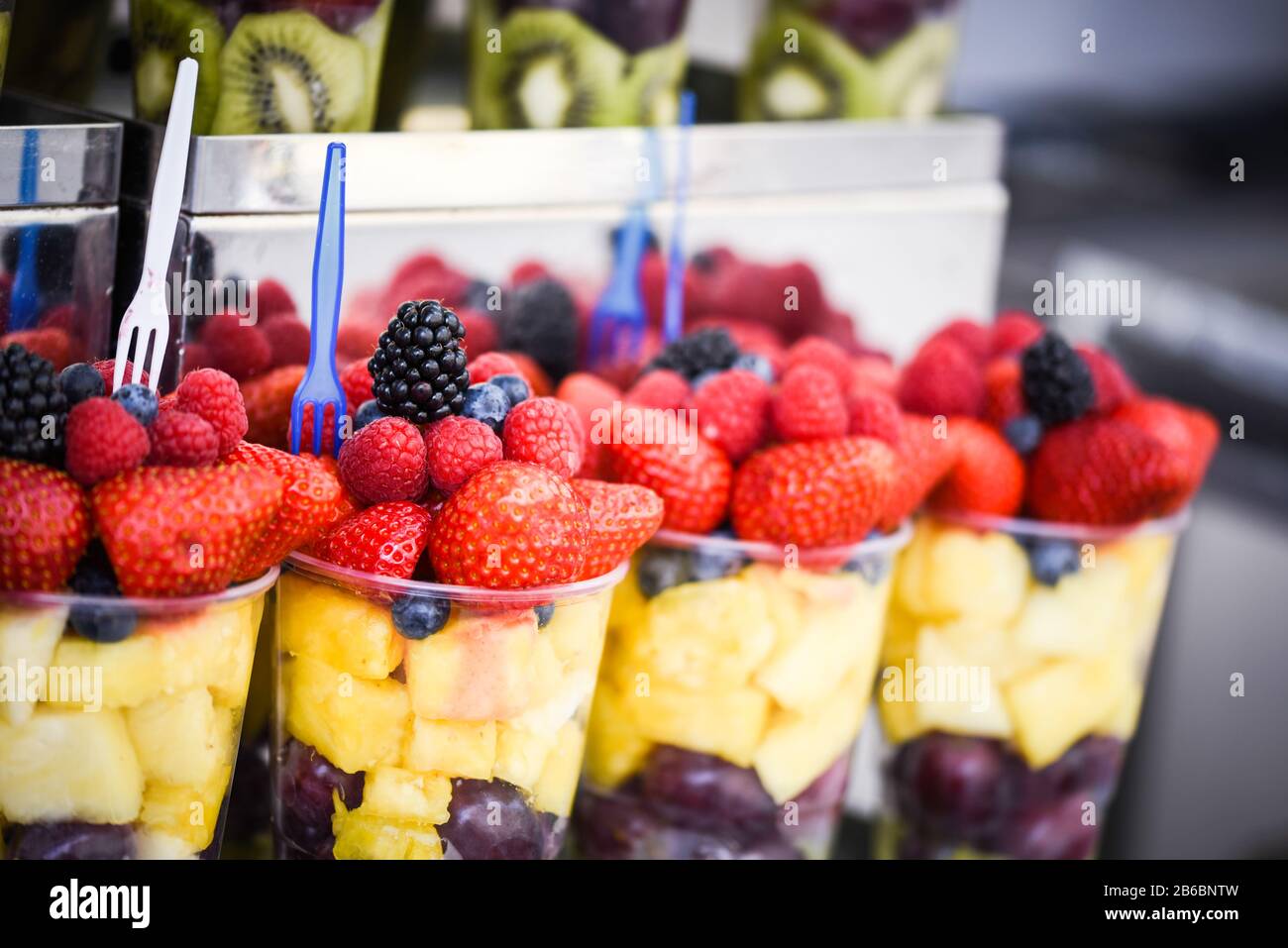 mescolare la frutta fresca nel bicchiere Foto Stock