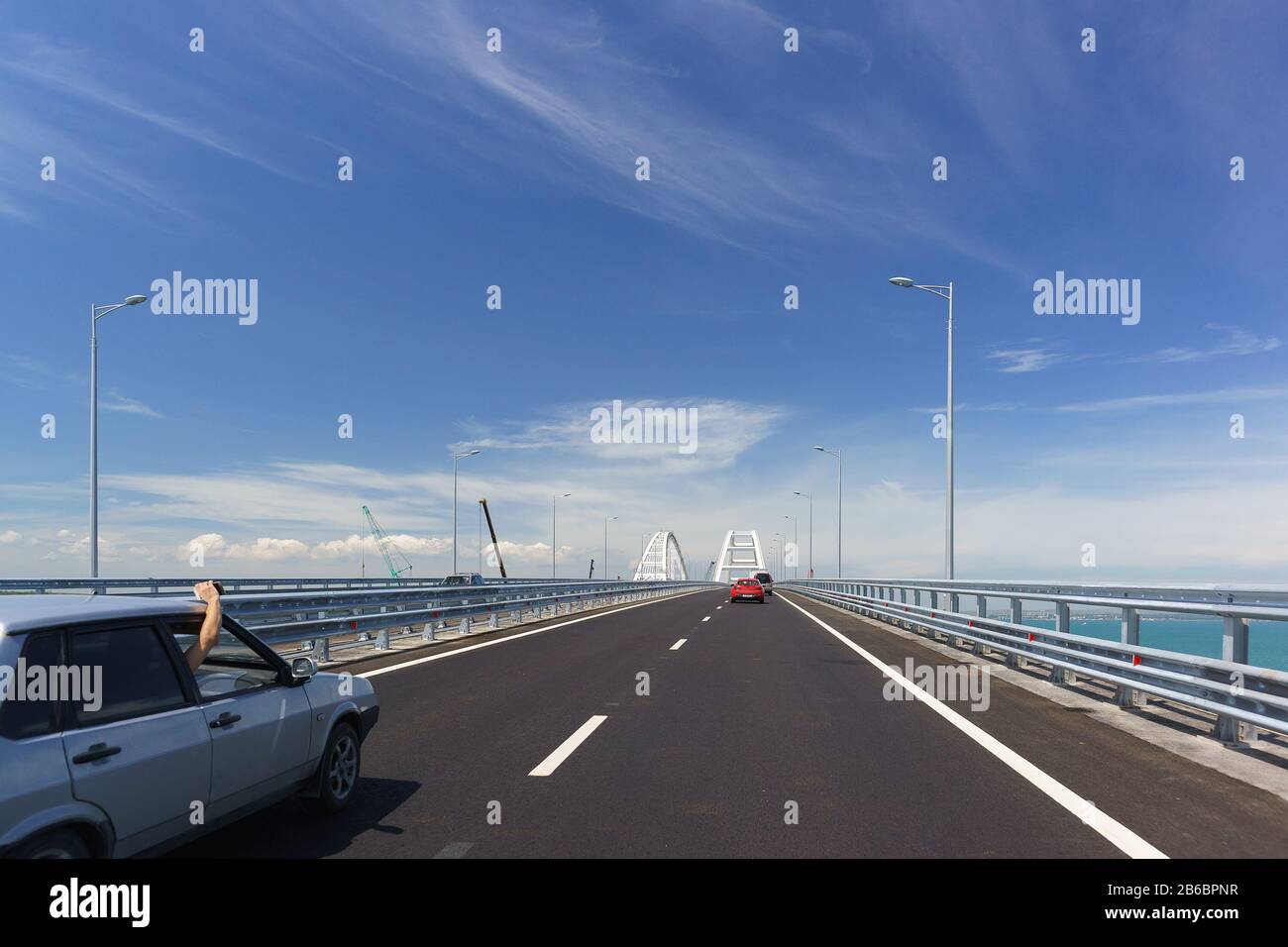 Passaggio aperto sul ponte stradale che collega le rive dello stretto di Kerch tra Taman E Kerch. Ponte Crimea 19 maggio 2018 Foto Stock