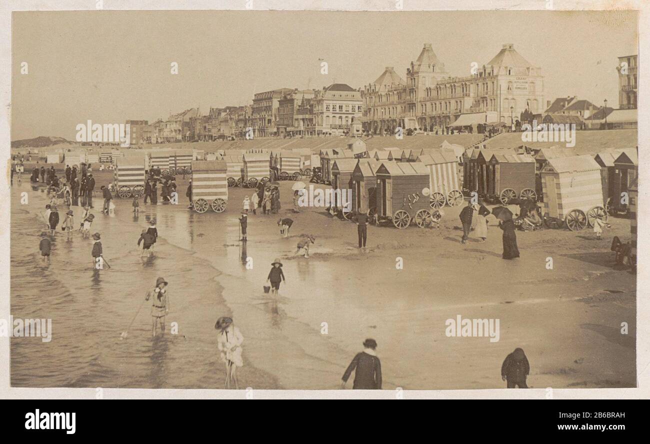 Bagnanti e carrozze sulla spiaggia di Blankenberge, lo sfondo hotel Blankenberghe la Digue (oggetto del titolo) Onderdeel van Reisalbum Europese steden, vermoedelijk Zweeds. Produttore : fotografaf: AnoniemPlats prodotto: Blankenberge datazione: 1878 - 1890 kenmerken Fisico: Albuminedruk Materiale: Fotopapier Techniek: Albuminedruk dimensioni: H 101 mm × b 170 mm Oggetto: In o accanto all'acqua (sulla spiaggia)quattro ruote, veicolo disegnato da animali, ad esempio: Cabina, carrozza (+ trasporto persone hotel) Foto Stock