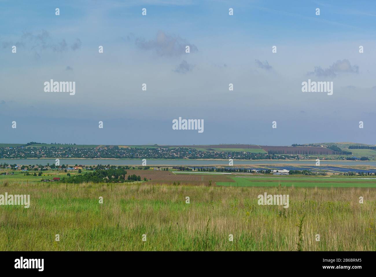 Vista panoramica del villaggio Starotitarovskaya Tryuk distretto della regione Krasnodar. Penisola di Taman Foto Stock