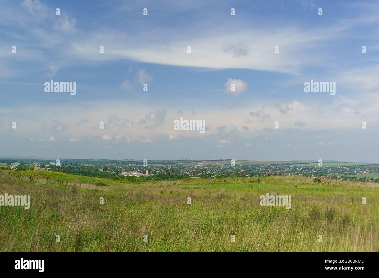 Vista panoramica del villaggio Starotitarovskaya Tryuk distretto della regione di Krasnodar nella vasta penisola di Taman. Giornata di primavera soleggiata Foto Stock