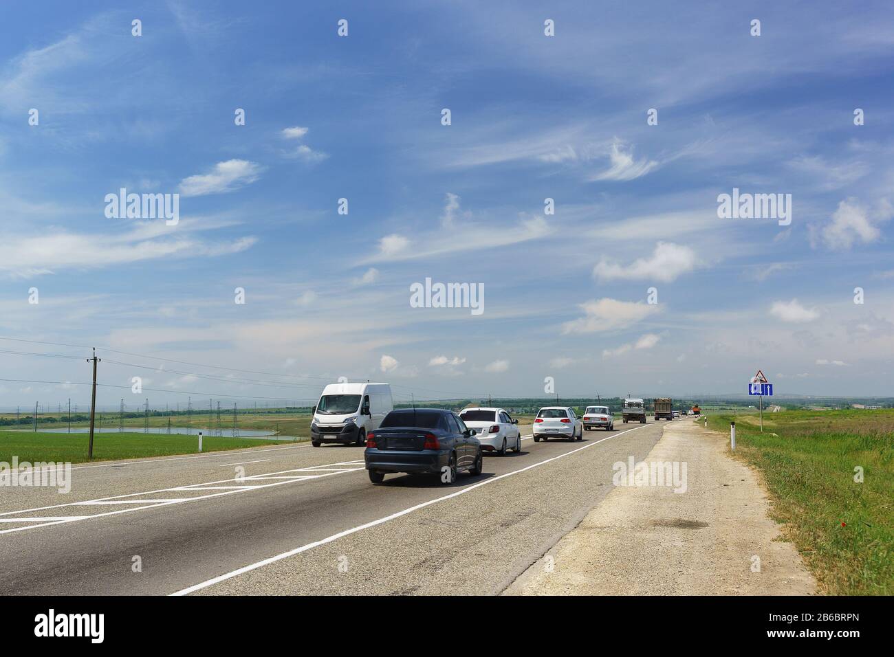 La strada per il ponte di Kerch vicino al villaggio Starotitarovskaya Tryuk distretto della regione di Krasnodar nella vasta penisola di Taman. Giornata di primavera soleggiata Foto Stock