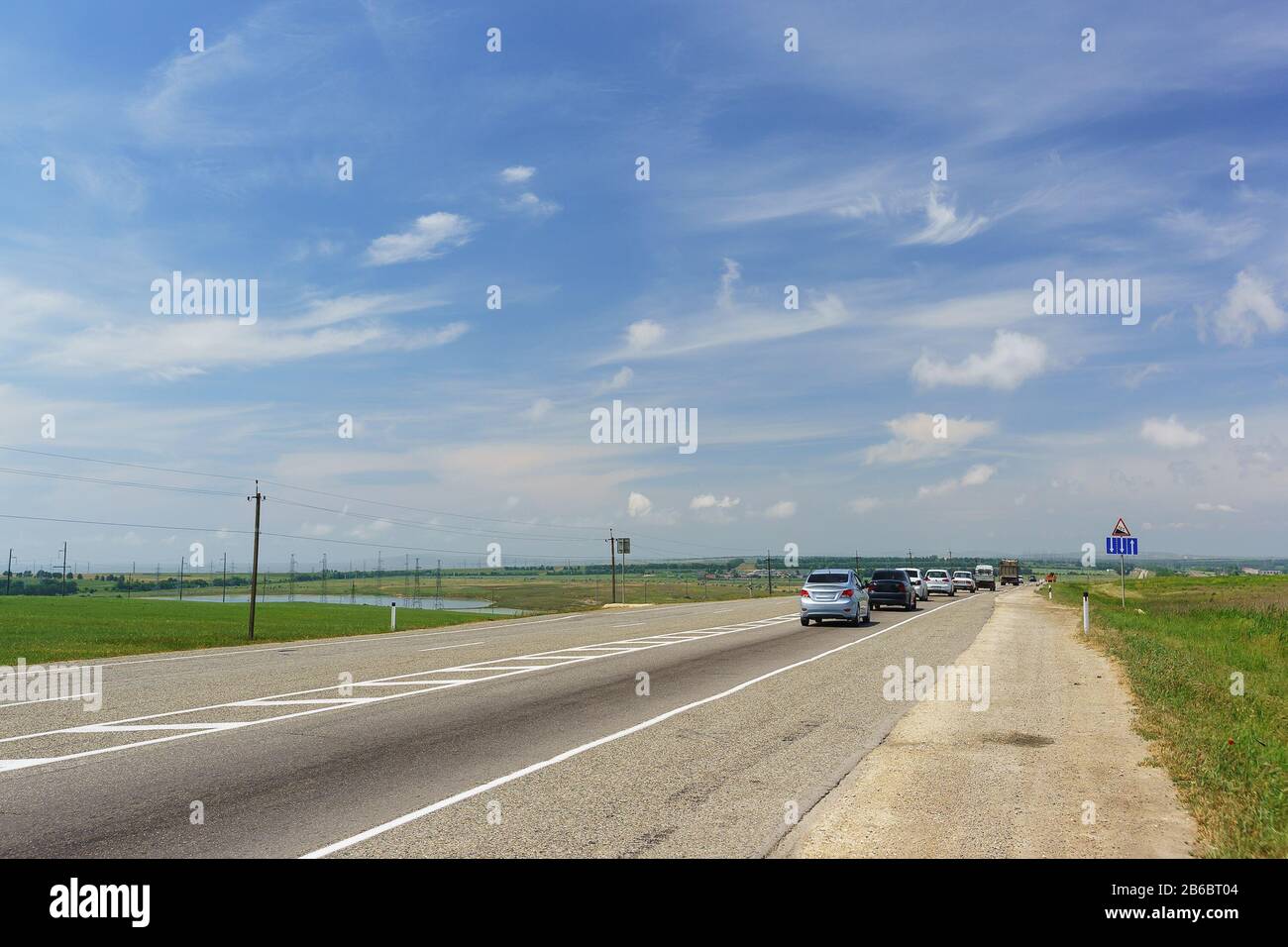 Le auto guidano al ponte di Kerch vicino al villaggio di Starotitarovskaya il distretto di Temryuk della regione di Krasnodar nella vastità della penisola di Taman. Foto Stock