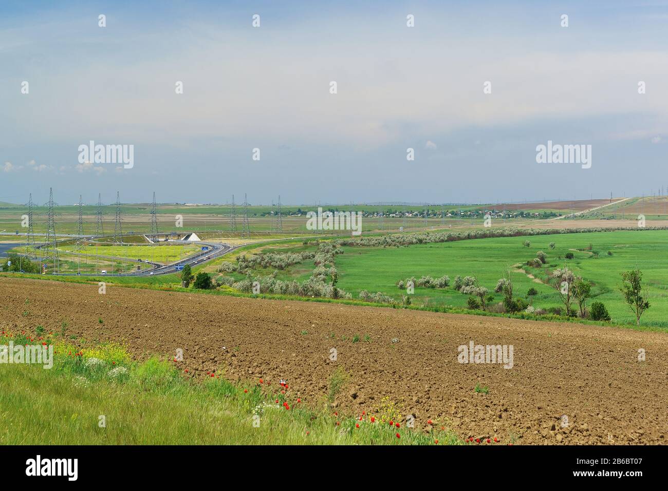 Incrocio stradale al ponte di Kerch vicino al villaggio di Starotitarovskaya il distretto di Temryuk della regione di Krasnodar nella vastità del Taman Peninsul Foto Stock