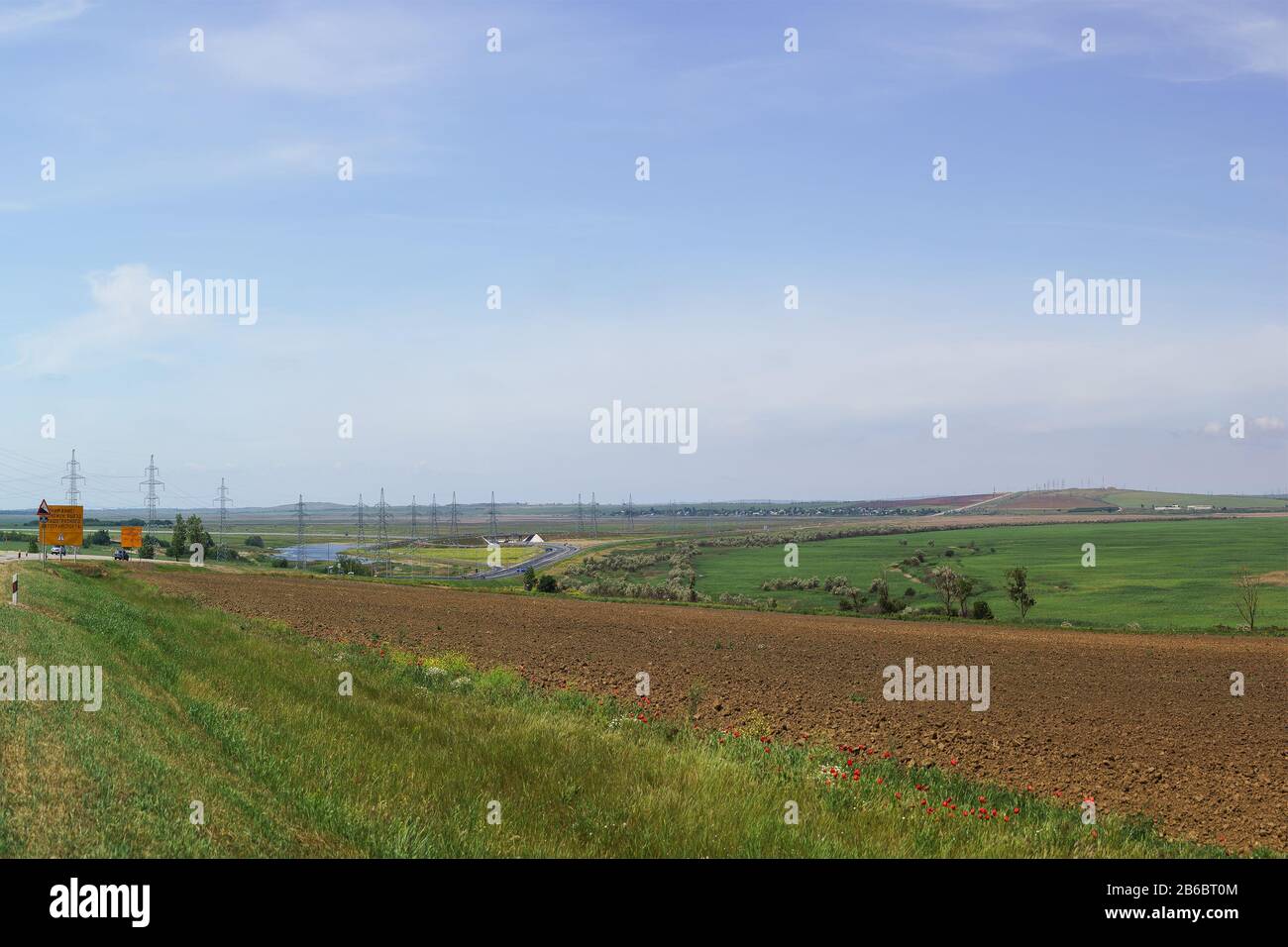 Incrocio stradale nella vasta penisola di Taman in una giornata di primavera soleggiata. Il quartiere del villaggio di Starotitarovskaya Foto Stock