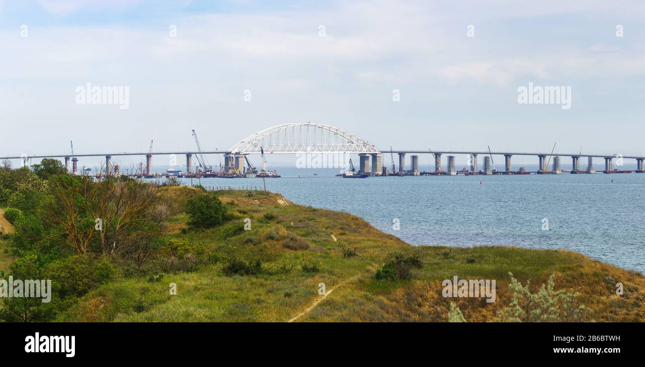 Vista dalla costa di Kerch al ponte Crimea che collega la penisola di Crimea e la regione di Krasnodar. Giornata di primavera Foto Stock