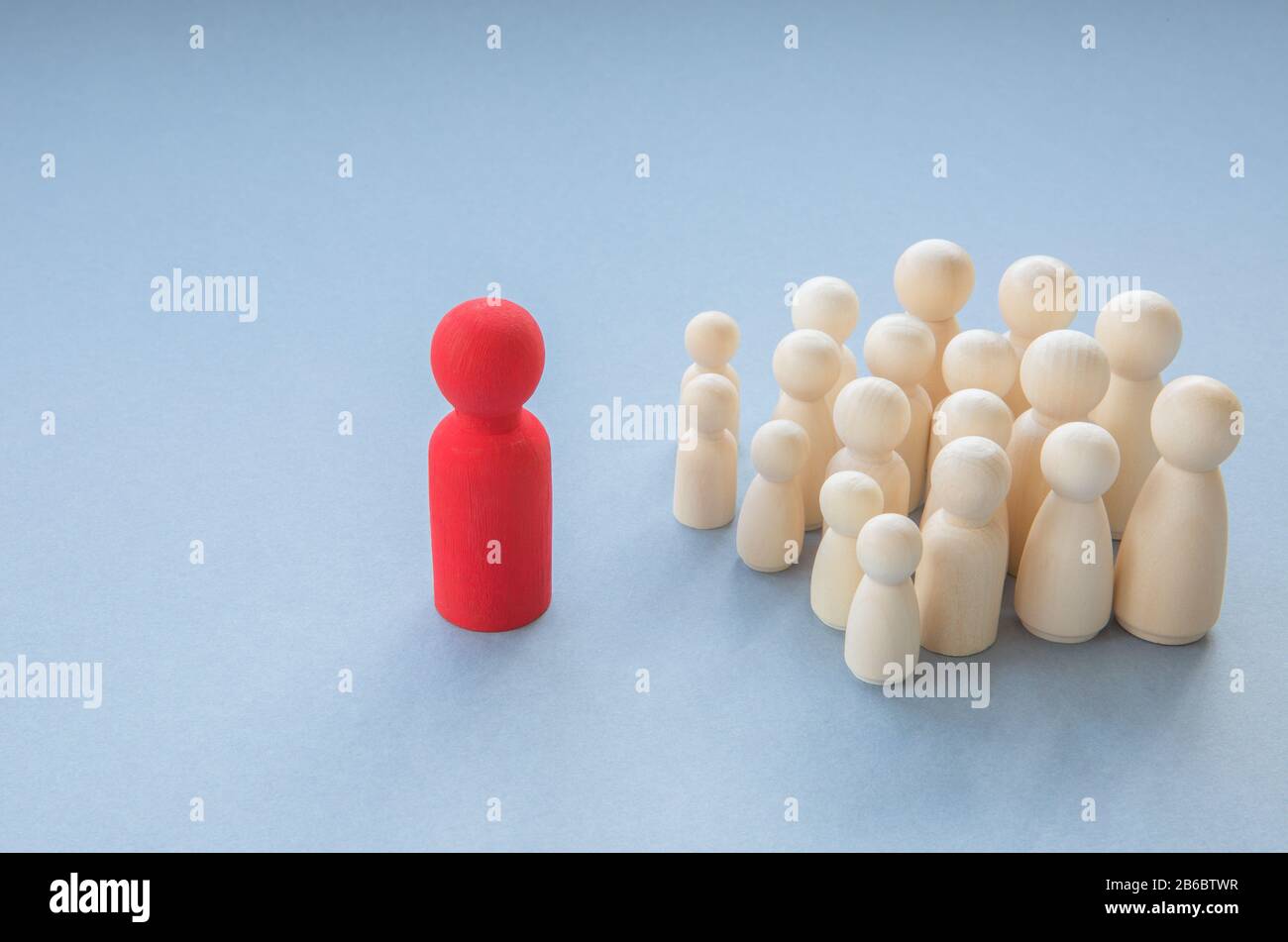 Un insegnante di ispirational che sta davanti ad un grande gruppo dei bambini della scuola in una bambola del gancio, immagine generica di concetto di istruzione Foto Stock