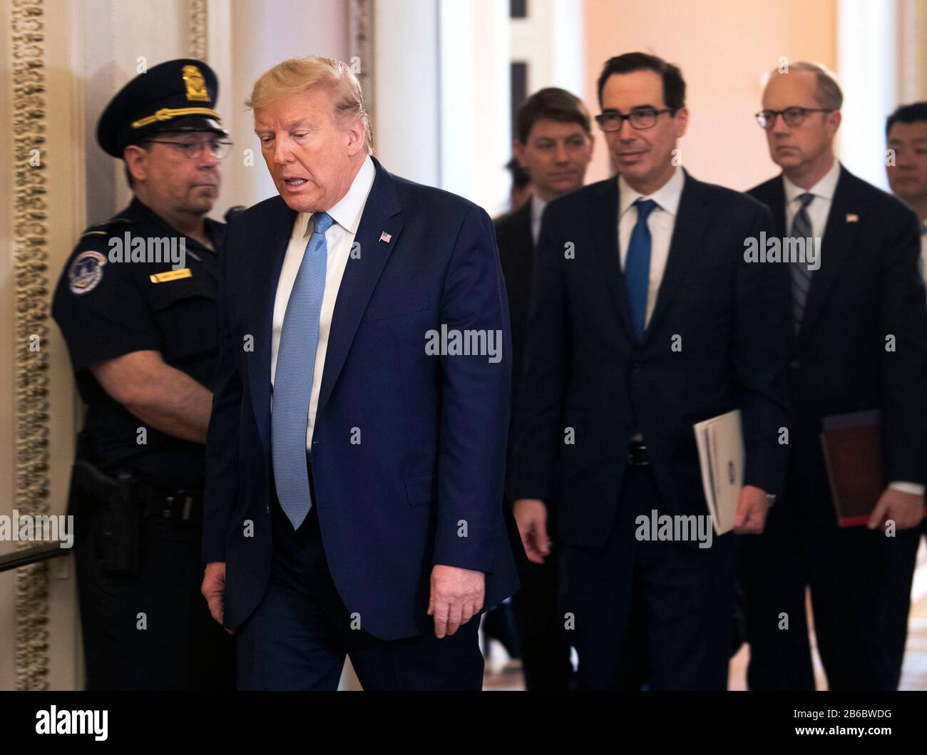 Il presidente Donald Trump (L) e il segretario al Tesoro Steven Mnuchin lasciano un incontro con i repubblicani del Senato su un possibile pacchetto economico sulla scia della turbolenza del mercato causata dal Coronavirus, a Washington, D.C. il 10 marzo 2020. Credito: Kevin Dietsch / Pool via CNP /MediaPunch Foto Stock
