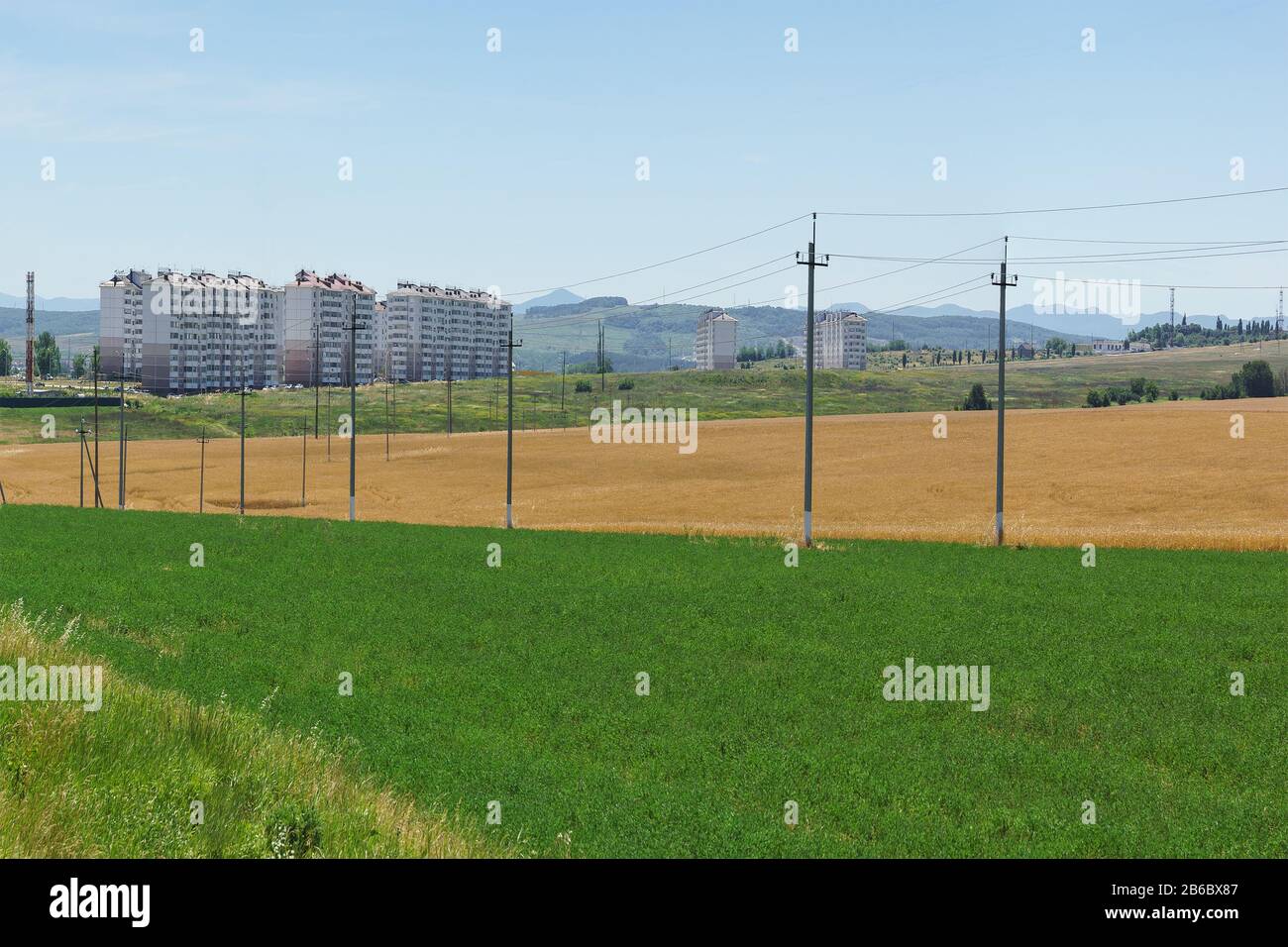 Appartamenti nel nuovo quartiere Di Speranza della città di Krymsk alla periferia di un campo di grano. Regione di Krasnodar Foto Stock