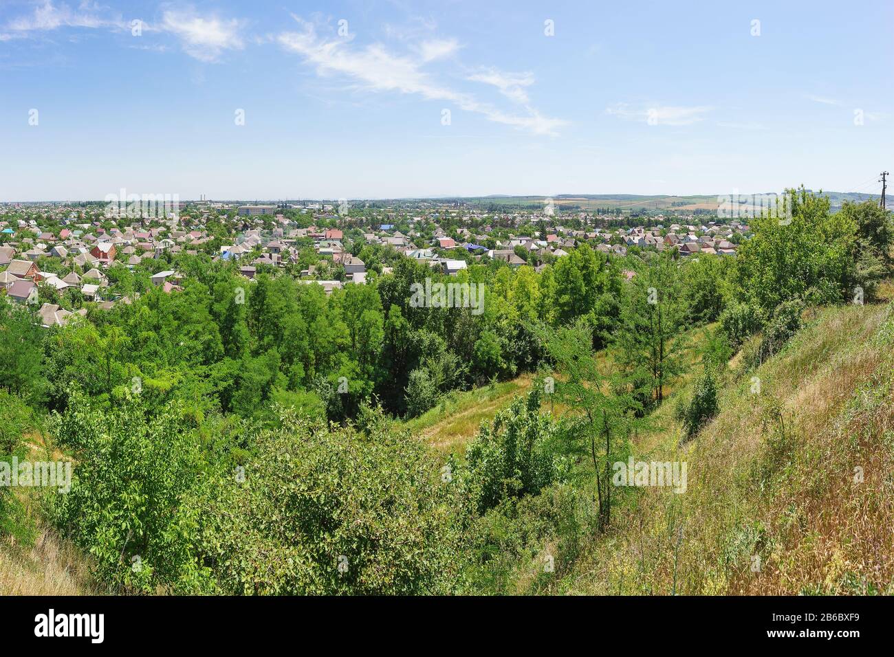 Vista dal pendio di una piccola città di Kuban di Krymsk nella regione di Krasnodar. Giornata estiva soleggiata Foto Stock