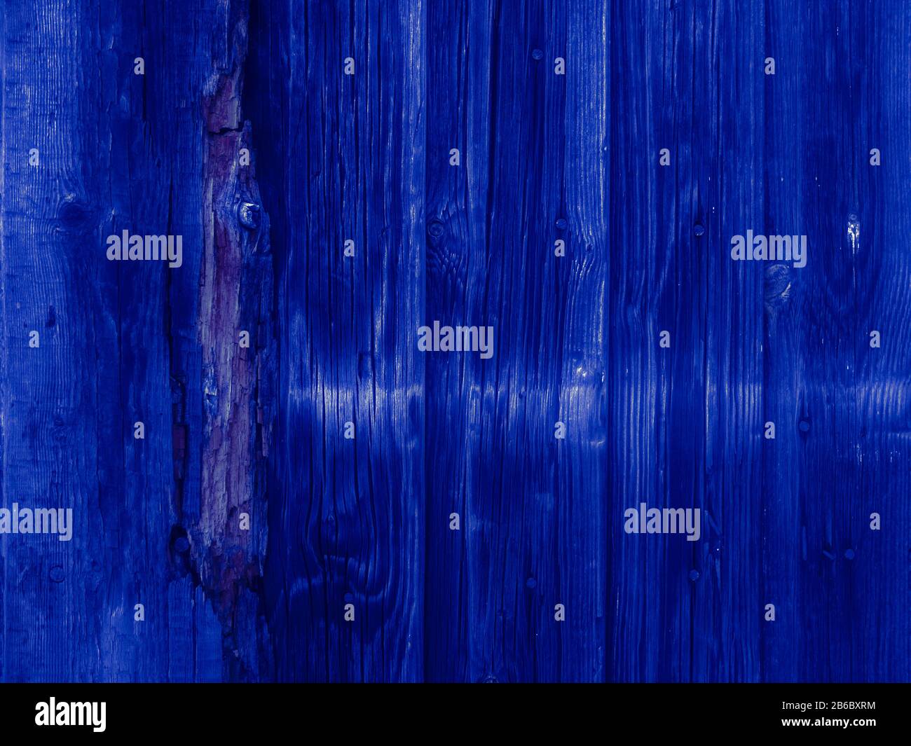 Tessitura di un vecchio muro di legno. Sfondo astratto colorato in blu profondo. Colore dell'anno 2020 Classic Blue pantone Foto Stock