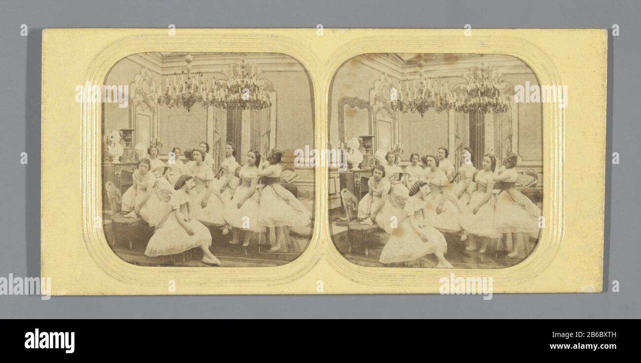 Ballerini per ballerini per una performance ballerini per una performance tipo di oggetto: Foto immagini stereo (tessuto) numero articolo: RP-F F09791 Iscrizioni / marchi: Iscrizione vero, manoscritto: 90 ct' Produttore : fotografo: Anonimo Data: 1855 - 1875 caratteristica Fisica: Pressione di albumina tagliata e perforata, montata su carta trasparente colorata a mano; Tra cartone goffrato materiale: Carta fotografica, cartone carta Tecnica: Pressione di albumina / colore della mano / taglio / perforazione dimensioni: Supporto secondario: H 82 mm × W 172 mm Soggetto: Balletto, balletto performance Foto Stock