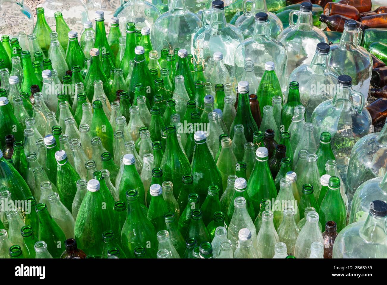 Scotty's Junction, Nevada - 13 novembre 2017: Bottiglie di vetro verde e trasparente a terra Foto Stock