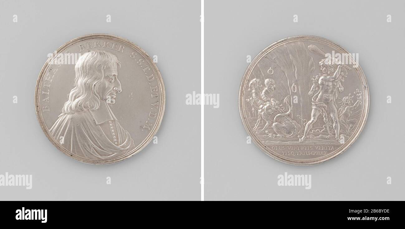 Balthasar Bekker, pastore di Amsterdam, deposto dal sinodo ad Alkmaar Zilveren. Voorzijde: Borststuk uomo binnen omschrift. Keerzijde: Herkules, voorstellende de predikant, vecht met zijn nodi tegen tweekoppige hellehond Cerberus, Foto Stock