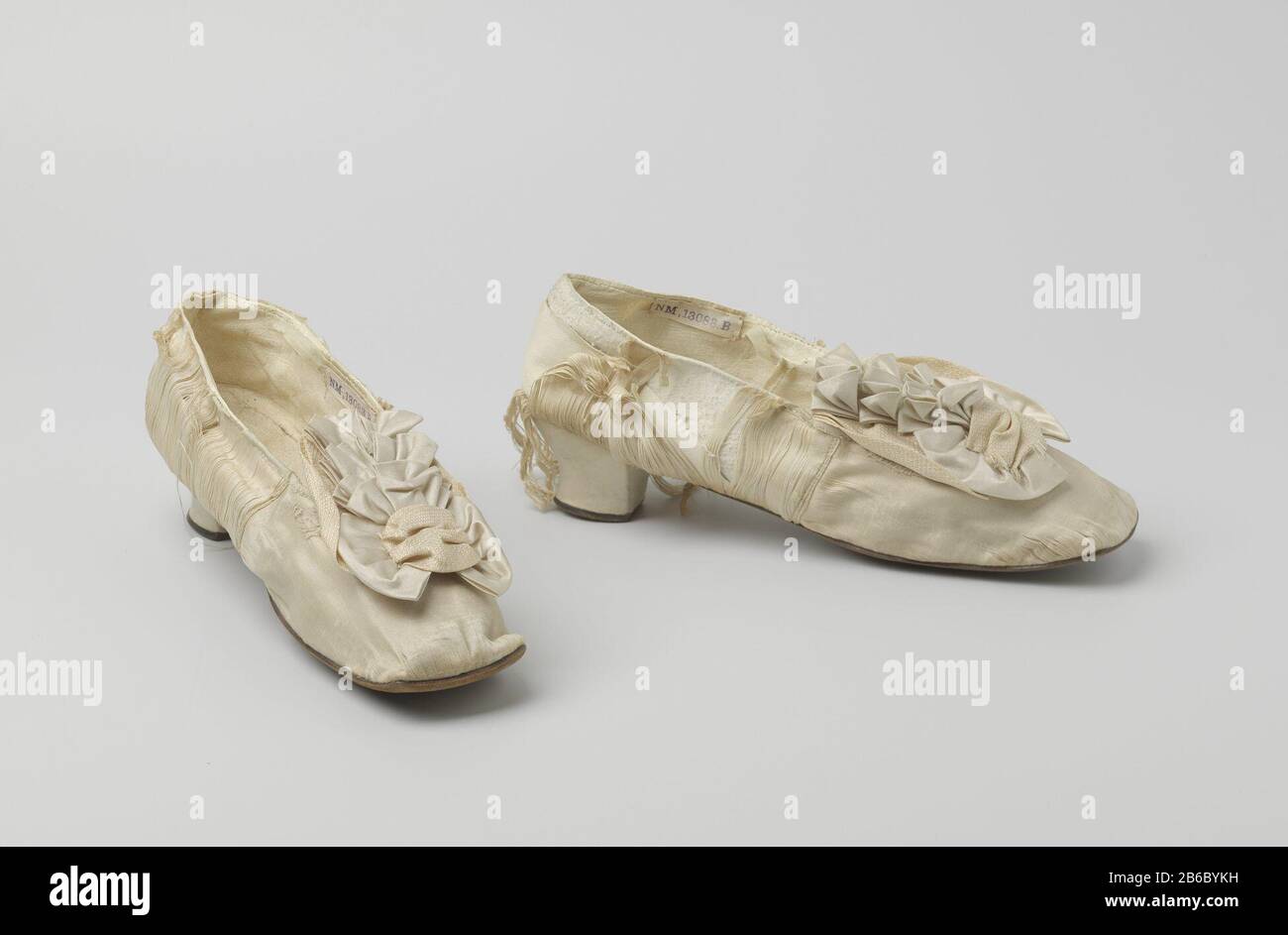 Pompa di raso bianco con archi sulle scarpe, punta quadrata e tacco tre quarti Balschoen van wit satijn incontrato strikken op de voorschoen, vierkante neus en driekwart hak. Produttore : vervaardiger: AnoniemPlaats fabbricante: Nederland Dating: CA. 1850 - ca. 1860 Materiale: Satijn leer dimensioni: Geheel: L 25,5 cm. × h 8,5 cm. hak: h 4 cm. Foto Stock Pompa di raso bianco con archi sulle scarpe, punta quadrata e tacco tre quarti Balschoen van wit satijn incontrato strikken op de voorschoen, vierkante neus en driekwart hak. Produttore : vervaardiger: AnoniemPlaats fabbricante: Nederland Dating: CA. 1850 - ca. 1860 Materiale: Satijn leer dimensioni: Geheel: L 25,5 cm. × h 8,5 cm. hak: h 4 cm. Foto Stock