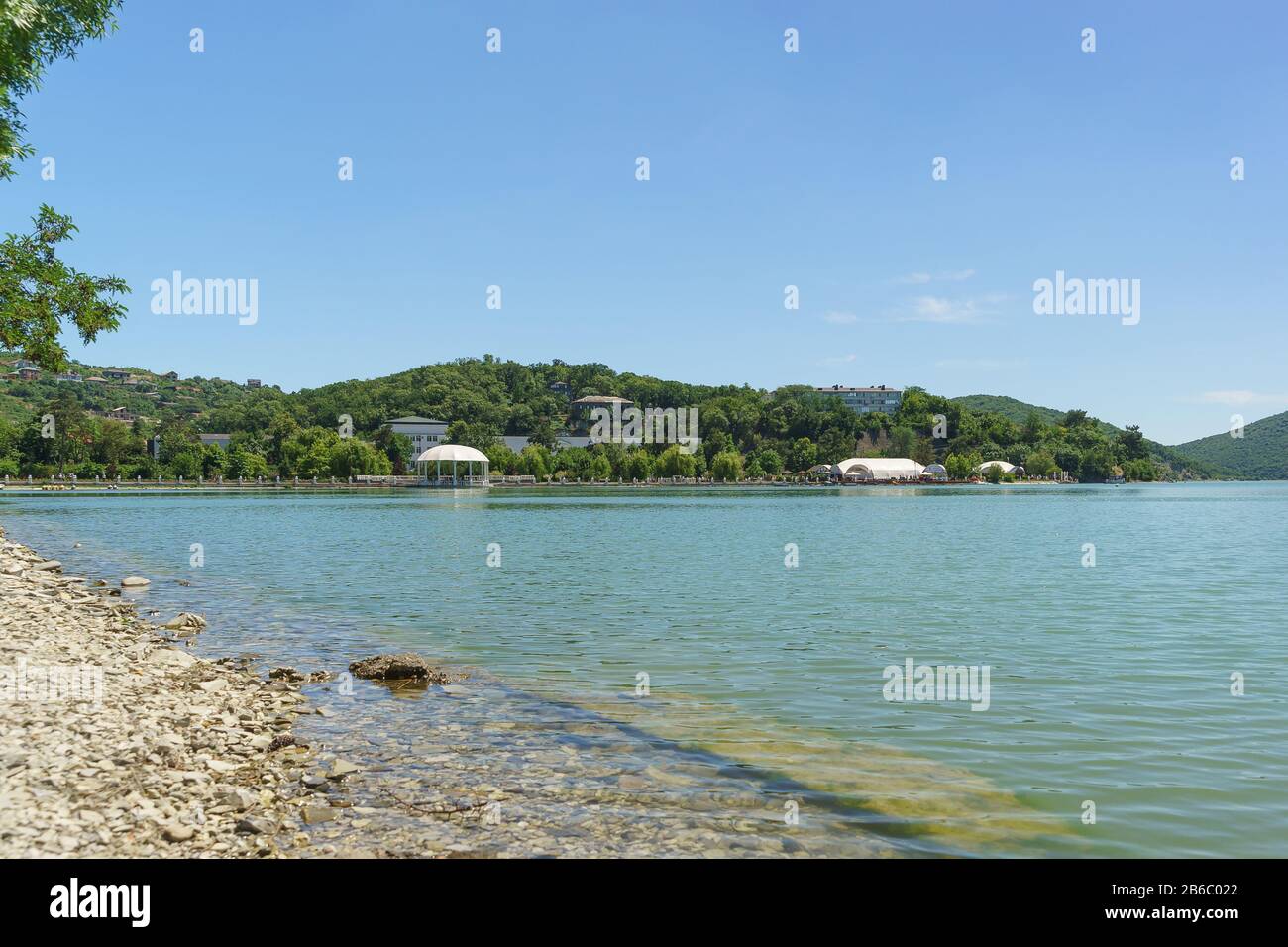Vista sul lago di Abrau con anfiteatro. Il villaggio di Abrau-Dyurso è il centro del turismo del vino della regione di Krasnodar Foto Stock