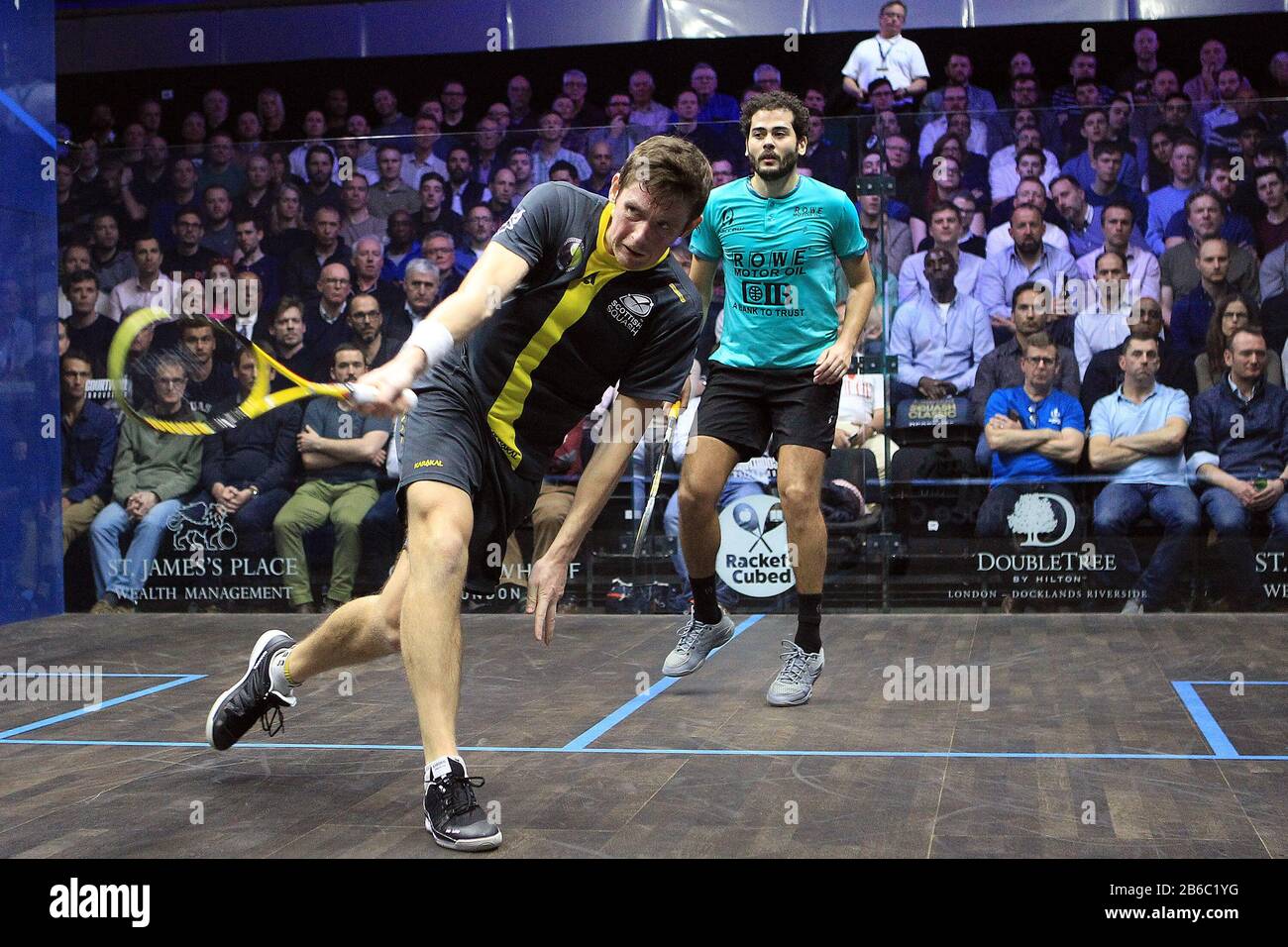 Londra, Regno Unito. 10th Mar, 2020. Greg Lobban of Scotland (L) in azione contro Karim Adbel Gawad of Egypt (R).Canary Wharf Classic 2020 Squash, giorno 3 al East Wintergarden di Canary Wharf, Londra il martedì 10th marzo 2020 pic by Steffan Bowen/Andrew Orchard sports photography/Alamy Live news Credit: Andrew Orchard sports photography/Alamy Live News Foto Stock